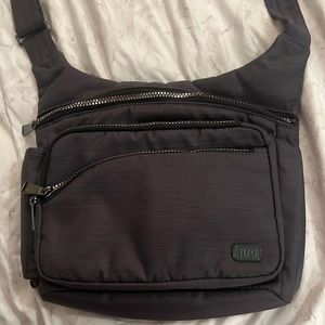 LUG crossbody in dark grey